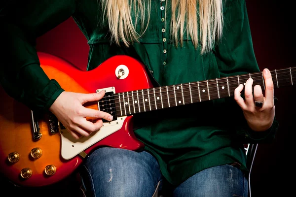 기타를 든 소녀 — 스톡 사진