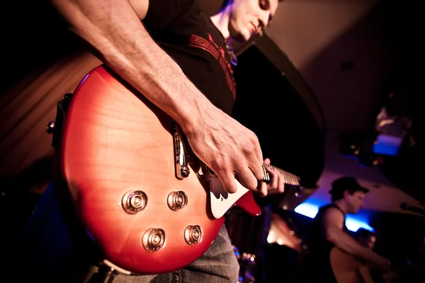 Hudebník hraje na kytaru — Stock fotografie