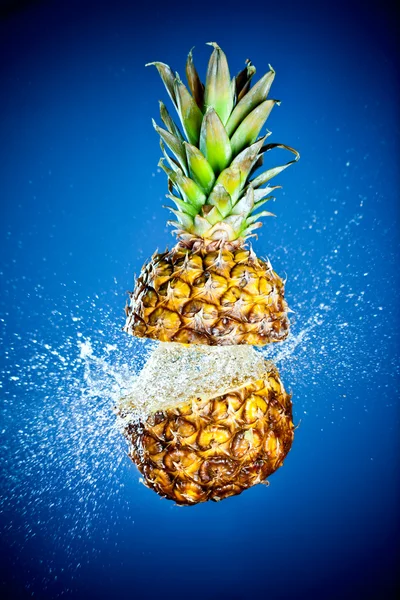 Ananas spryskane wodą — Zdjęcie stockowe