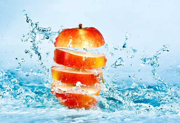 リンゴと水 — ストック写真