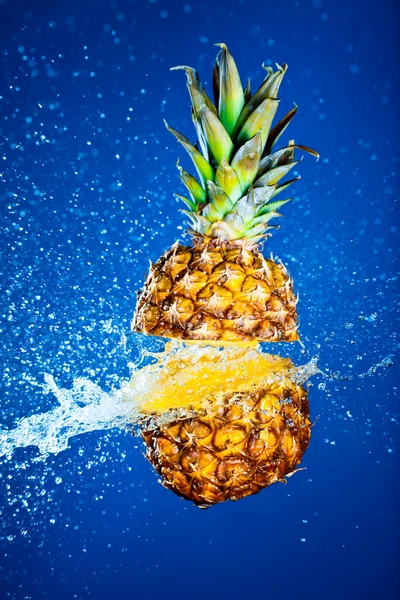 Ananas spryskane wodą — Zdjęcie stockowe