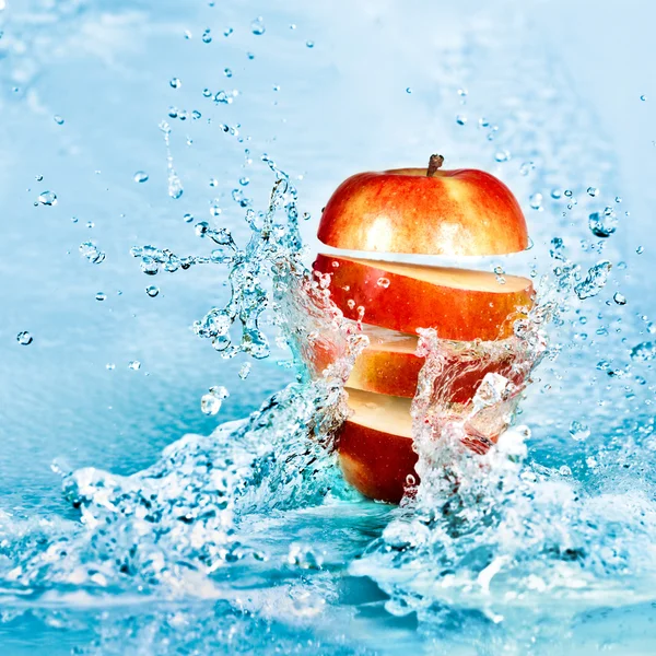 Apple and water — Stock Photo, Image