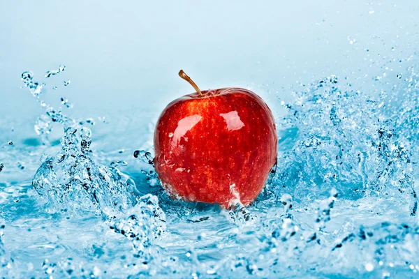 Elma ve su — Stok fotoğraf