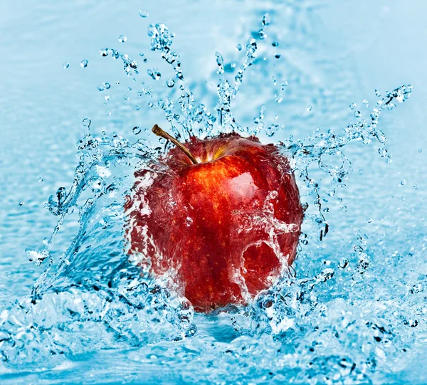 Elma ve su — Stok fotoğraf