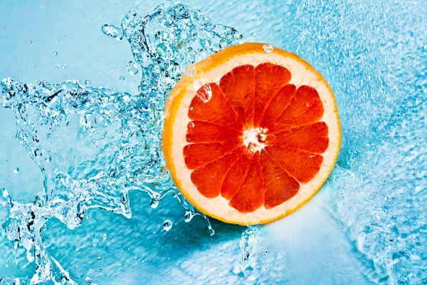 グレープ フルーツと水 — ストック写真
