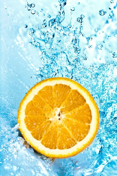 Апельсин и вода — стоковое фото