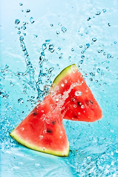 Vattenmelon och vatten — Stockfoto