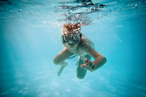 Jongen onderwater — Stockfoto