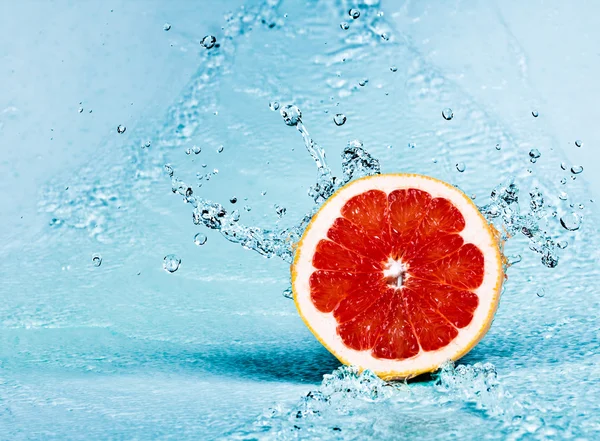 グレープ フルーツと水 — ストック写真