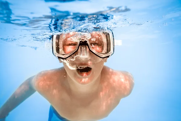 Junge unter Wasser — Stockfoto