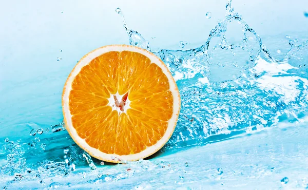 Apelsin och vatten — Stockfoto