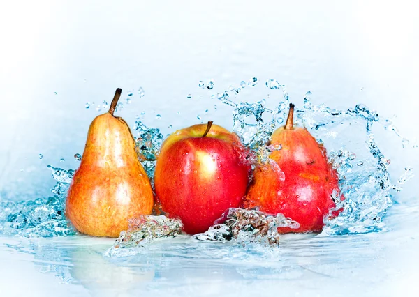 Salpicadura de agua dulce sobre manzana roja y pera —  Fotos de Stock