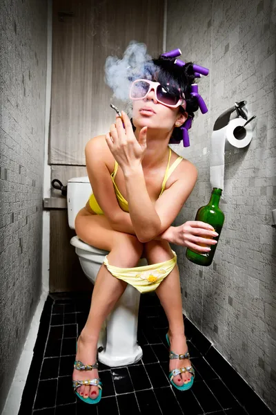 Meisje zit in een toilet — Stockfoto