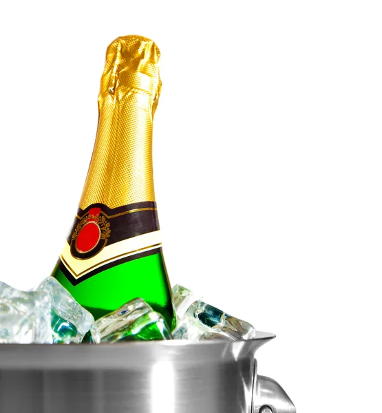 Geïsoleerde champagne fles in ijs — Stockfoto
