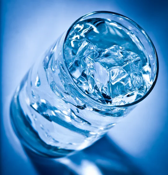 Glas vatten med is — Stockfoto