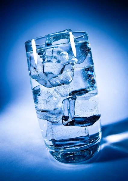 Vaso de agua con hielo — Foto de Stock