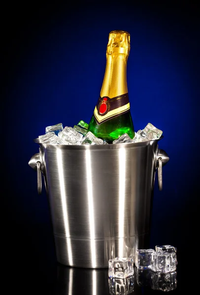 Garrafa de champanhe no gelo — Fotografia de Stock