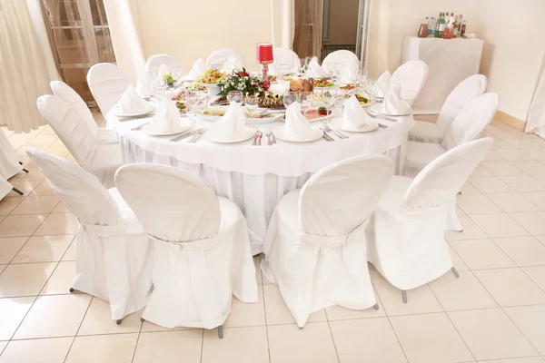 Bir etkinlik ya da düğün resepsiyonu için masa hazır.