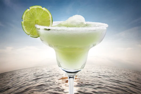 Margaritas met kalk op water — Stockfoto