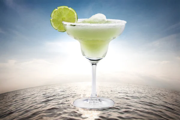 Margaritas met kalk op water — Stockfoto
