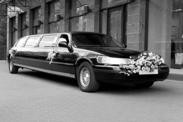 Bröllop limousine nära butiken — Stockfoto