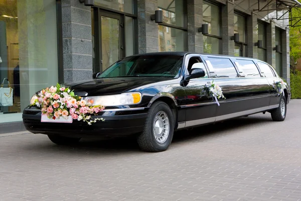 Wedding limousine near the shop — Stock Photo, Image