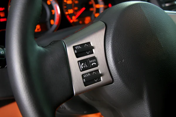 Hjul och instrumentpanel på en bil. mjukt fokus. — Stockfoto