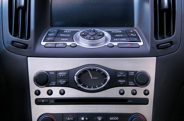 Close-up beeld van een gps auto navigatie systeem en horloge insid — Stockfoto