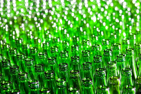 Куча Зеленых Стеклянных Бутылок Мягкий Фокус — стоковое фото