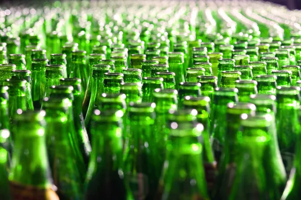 Um monte de garrafas de vidro verde. Foco suave . — Fotografia de Stock