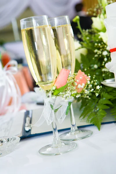 Verres Champagne Avec Des Fleurs Sur Fond — Photo