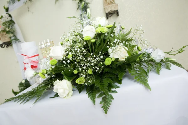 Buquê de rosas brancas para ocasião especial — Fotografia de Stock