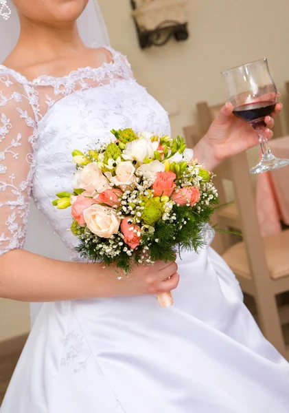 花嫁の結婚式の花束と赤ワインのガラス — ストック写真