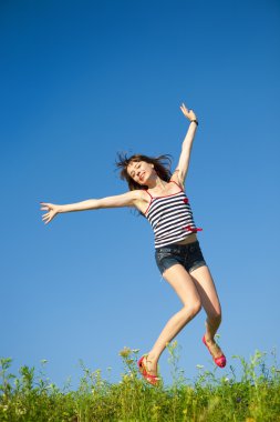 Bir alanda atlama mutlu bir genç kadın