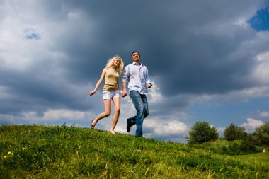 Yaz çim ile yürüyen genç bir çift