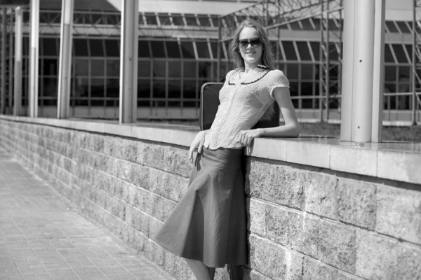 Sorrindo sexy loira menina vestindo saia — Fotografia de Stock