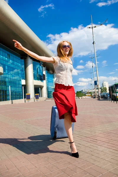 Die Junge Frau Blond Läuft Vor Der Kulisse Des Bahnhofs — Stockfoto