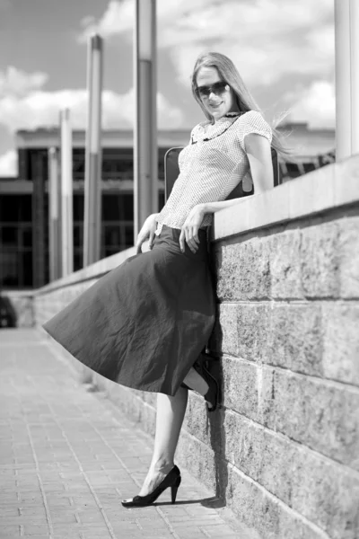 Retrato en blanco y negro sonriente chica rubia sexy con falda. Yo... —  Fotos de Stock
