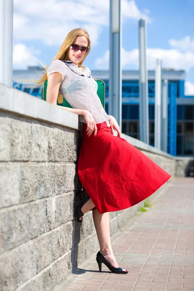 Usmíval Sexy Blondýna Nosí Červenou Sukni Všech Růstu Poblíž Zelený — Stock fotografie