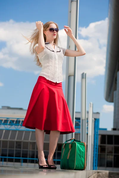 Ung Kvinna Blond Mot Bakgrund Stationen Alla Tillväxt — Stockfoto