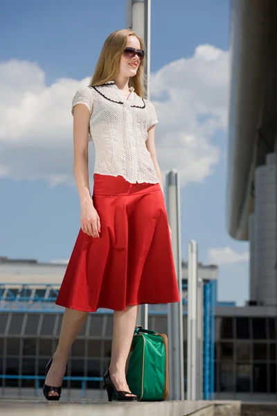 Ler sexig blond tjej med grön resväska — Stockfoto