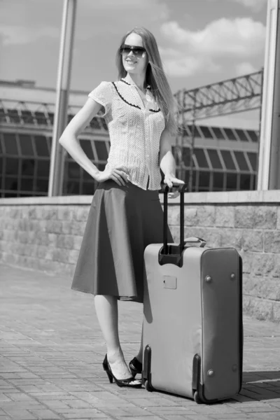 スーツケースと笑みを浮かべてのセクシーなブロンドの女の子 — ストック写真