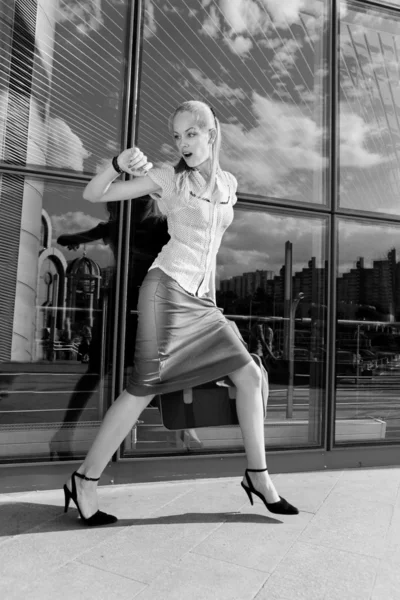 Beautiful Girl Blond Runs Backdrop Station All Growth — Stock Photo, Image