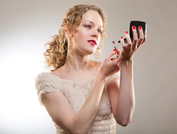 Mujer Bonita Aplicando Maquillaje Con Polvo —  Fotos de Stock