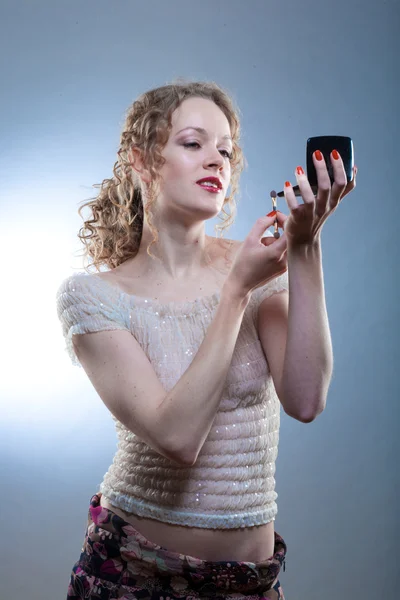 粉体メイクアップ適用するきれいな女性 — ストック写真