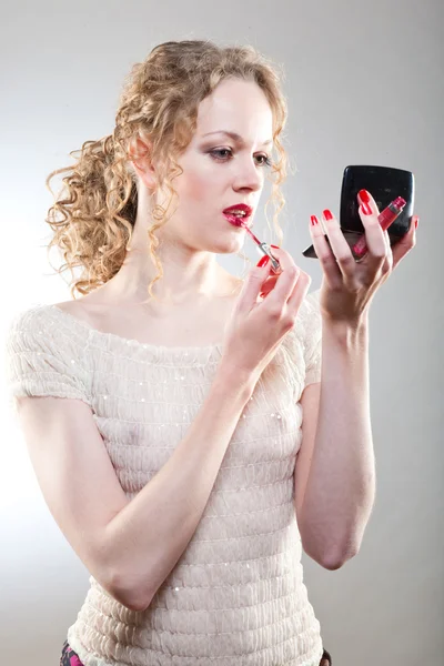 Mujer bonita aplicando maquillaje con polvo —  Fotos de Stock