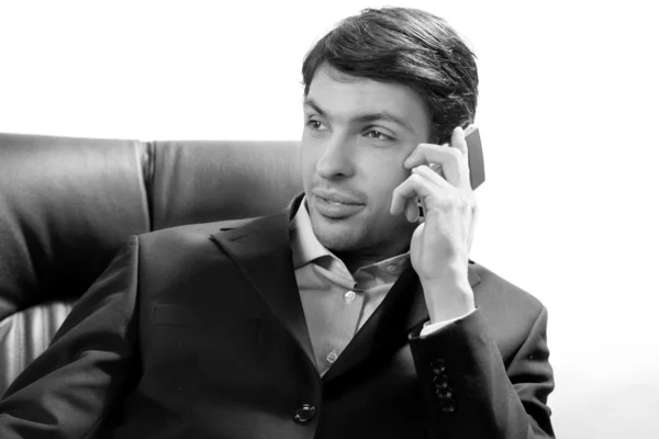 Крупным Планом Портрет Успешного Бизнесмена Разговаривающего Мобильному Телефону Белом Фоне — стоковое фото