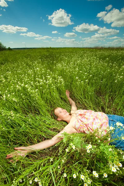 Chica bonita divirtiéndose en el campo — Foto de Stock