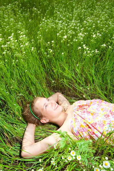 Mooi meisje met plezier in het veld — Stockfoto