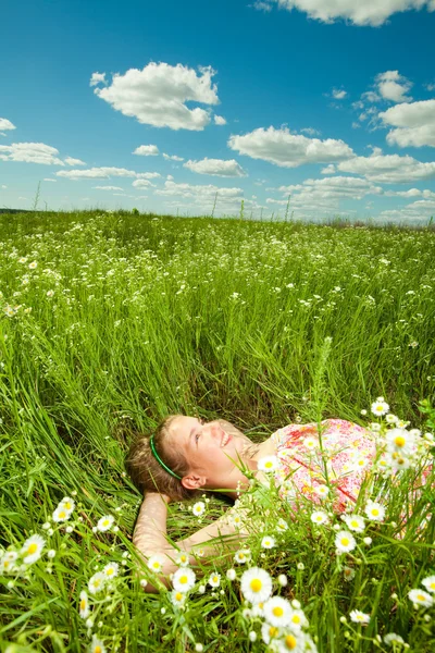 Pretty girl having fun in the field — Stock Photo, Image